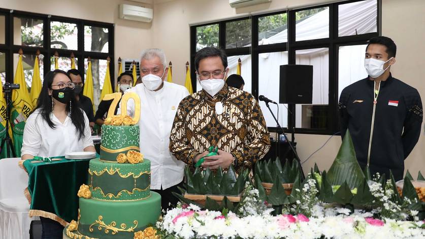 Ketua Umum PP PBSI, Agung Firman Sampurna (tengah) bersiap memotong kue ulang tahun PBSI ke-70. (Foto: PP PBSI) Ketua Umum PP PBSI, Agung Firman Sampurna (tengah) bersiap memotong kue ulang tahun PBSI ke-70. (Foto: PP PBSI)