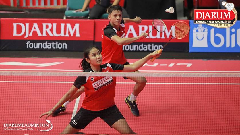 Asghar Herfanda/Sang Ayu Putu Kharisma Maharani (PB Djarum Kudus) mengembalikan shuttlecock. Asghar Herfanda/Sang Ayu Putu Kharisma Maharani (PB Djarum Kudus) mengembalikan shuttlecock.