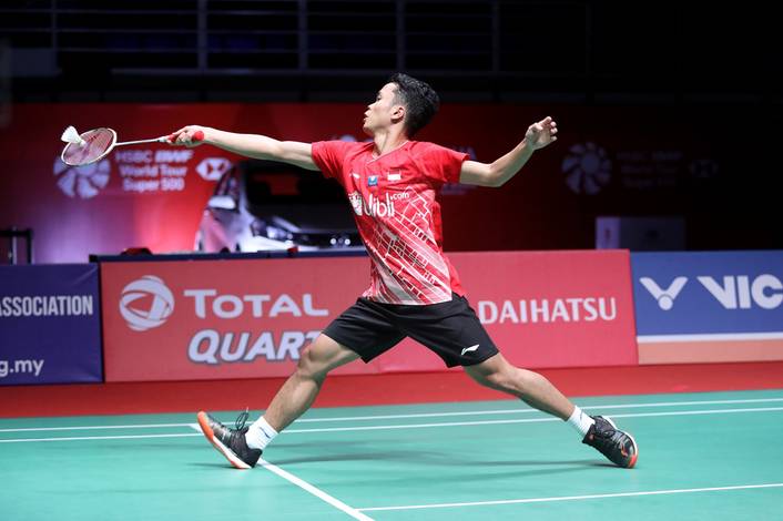 Anthony Sinisuka Ginting (Indonesia) mengembalikan shuttlecock. Anthony Sinisuka Ginting (Indonesia) mengembalikan shuttlecock.