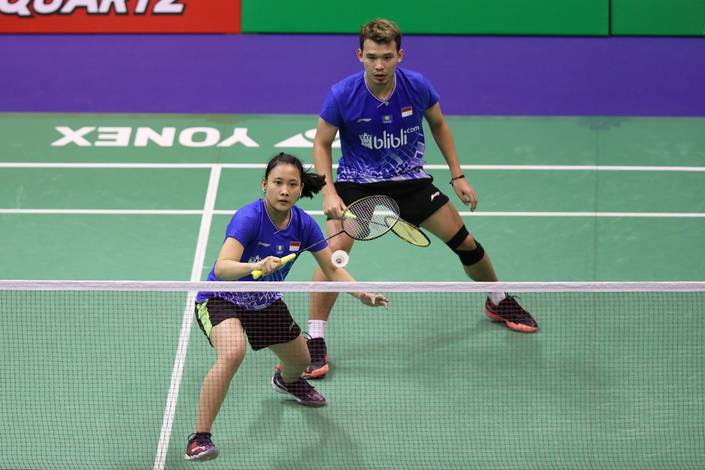 Rinov Rivaldy/Pitha Haningtyas Mentari (Indonesia) bersiap menyambut pengembalian. Rinov Rivaldy/Pitha Haningtyas Mentari (Indonesia) bersiap menyambut pengembalian.