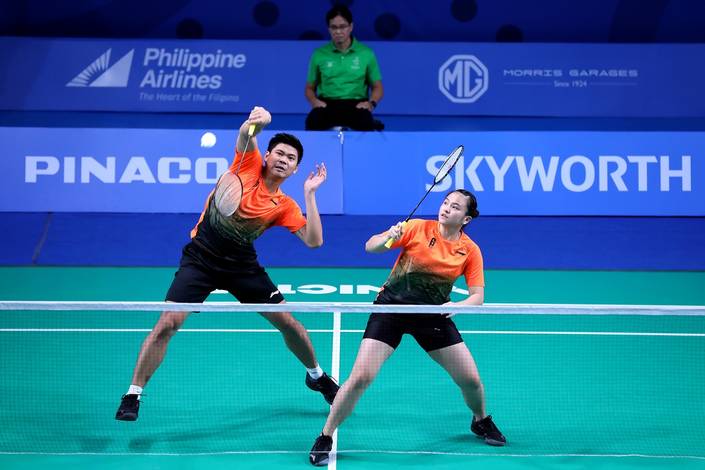 Praveen Jordan/Melati Daeva Oktavianti (Indonesia) mengembalikan shuttlecock.