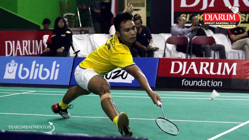 Karono (Jaya Raya Jakarta) berusaha menggapai pengembalian.