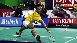Karono (Jaya Raya Jakarta) berusaha menggapai pengembalian.