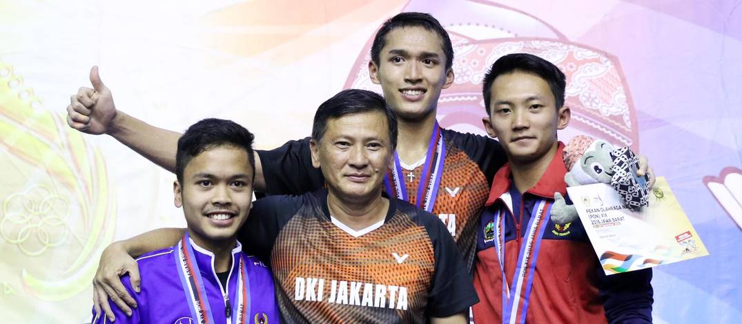 Hendry Saputra bersama tunggal putra Indonesia. Hendry Saputra bersama tunggal putra Indonesia.