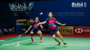 Chow Mei Kuan/Lee Meng Yean (Malaysia) berusaha menghadang serangan.