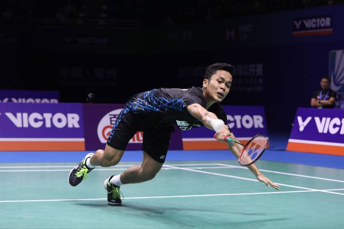 Anthony Sinisuka Ginting menghadang serangan. Anthony Sinisuka Ginting menghadang serangan.