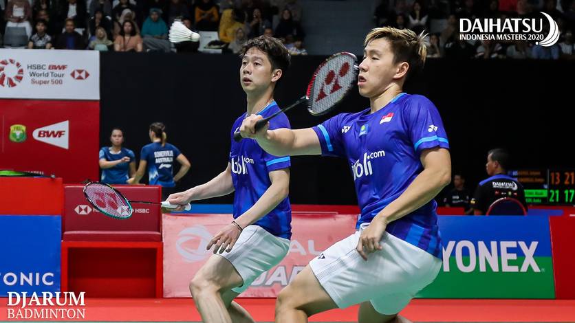 Kevin Sanjaya Sukamuljo/Marcus Fernaldi Gideon (Indonesia) bersiap menghadang serangan.