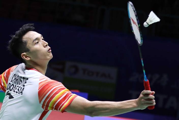 Jonatan Christie (Indonesia) mengembalikan shuttlecock.