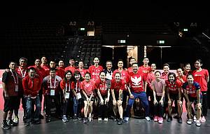 Tim Indonesia kompak mengenakan seragam merah saat sesi latihan di St. Jakobshalle Basel, Swiss.