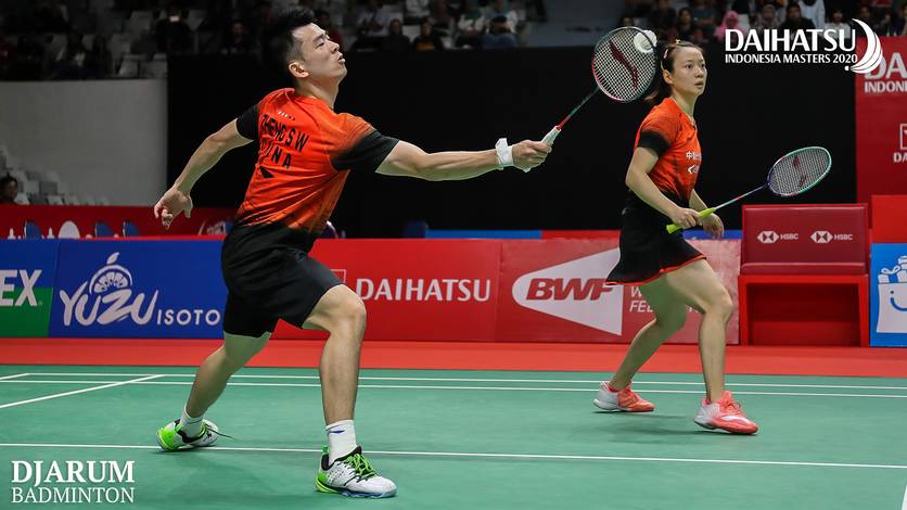 Zheng Si Wei/Huang Ya Qiong (Tiongkok) mengembalikan shuttlecock. Zheng Si Wei/Huang Ya Qiong (Tiongkok) mengembalikan shuttlecock.