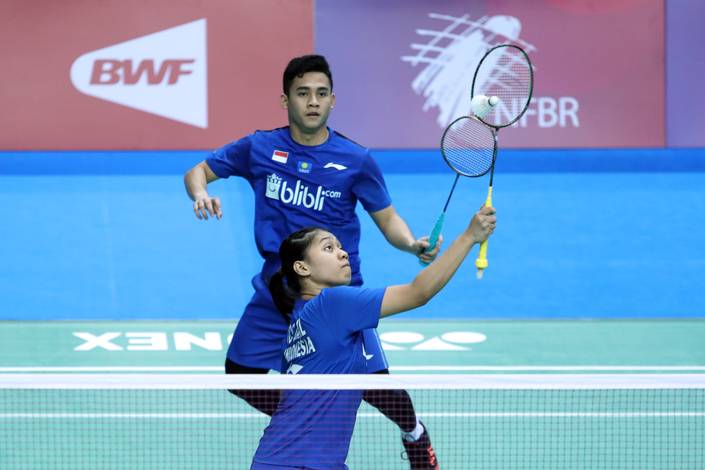 Dwiki Rafian Restu/Indah Cahya Sari Jamil (Indonesia) menghadang pengembalian. Dwiki Rafian Restu/Indah Cahya Sari Jamil (Indonesia) menghadang pengembalian.