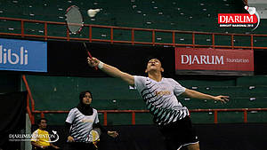 Muhammad Juan Elgiffani/Windi Siti Mulyani (PB Victory Bogor) mengembalikan shuttlecock.