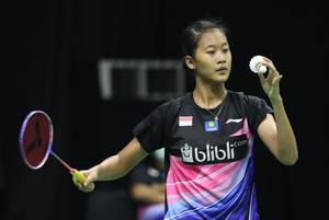 Putri Kusuma Wardani (tim Harimau) bersiap melakakukan servis.