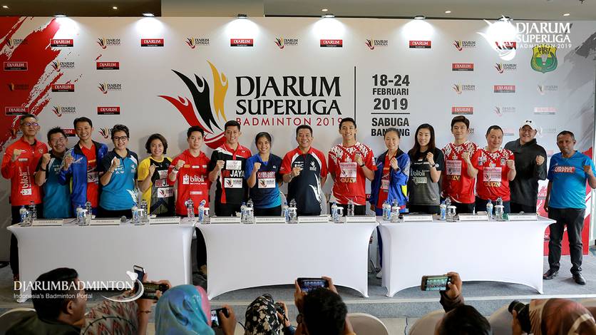 Sejumlah pebulutangkis top dunia dan jajaran manajer klub berfoto bersama usai konfrensi pers. Sejumlah pebulutangkis top dunia dan jajaran manajer klub berfoto bersama usai konfrensi pers.