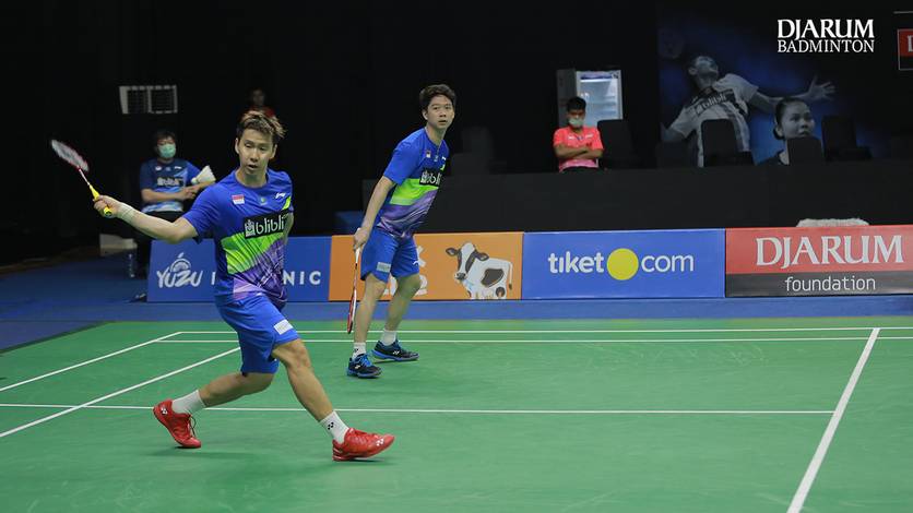 Ganda putra Indonesia, Kevin Sanjaya Sukamuljo/Marcus Fernaldi Gideon menghadang serangan.