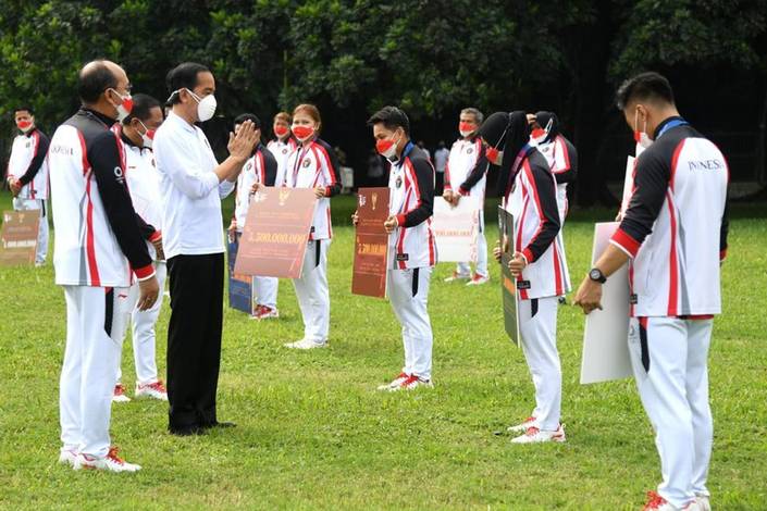 Presiden Joko Widodo Serahkan Bonus Apresiasi kepada Para Olimpian (Foto: Dok. Kementerian Sekretariat Negara) Presiden Joko Widodo Serahkan Bonus Apresiasi kepada Para Olimpian (Foto: Dok. Kementerian Sekretariat Negara)