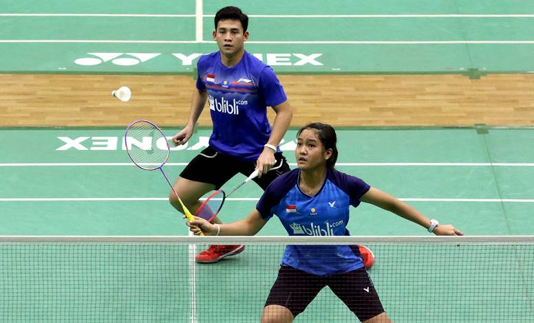 Dwiki Rafian Restu/Nita Violina Marwah (Indonesia) bersiap menyambut pengembalian. Dwiki Rafian Restu/Nita Violina Marwah (Indonesia) bersiap menyambut pengembalian.