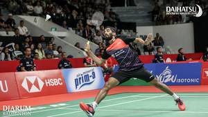 Kidambi Srikanth (India) berusaha menggapai pengembalian.