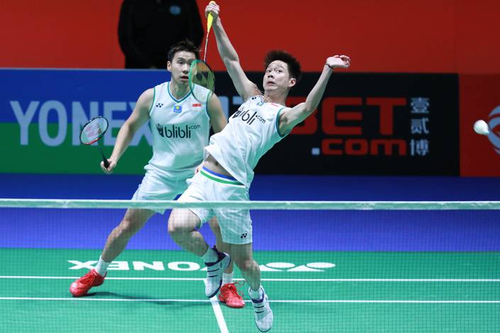 Kevin Sanjaya Sukamuljo/Marcus Fernaldi Gideon (Indonesia) melepaskan serangan.