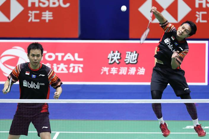 Hendra Setiawan/Mohammad Ahsan (Indonesia) melepaskan serangan. Hendra Setiawan/Mohammad Ahsan (Indonesia) melepaskan serangan.