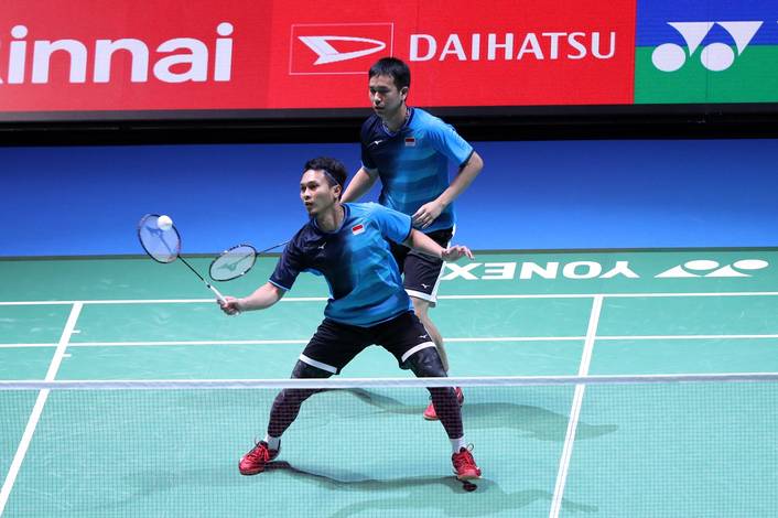 Hendra Setiawan/Mohammad Ahsan (Indonesia) mengembalikan shuttlecock.