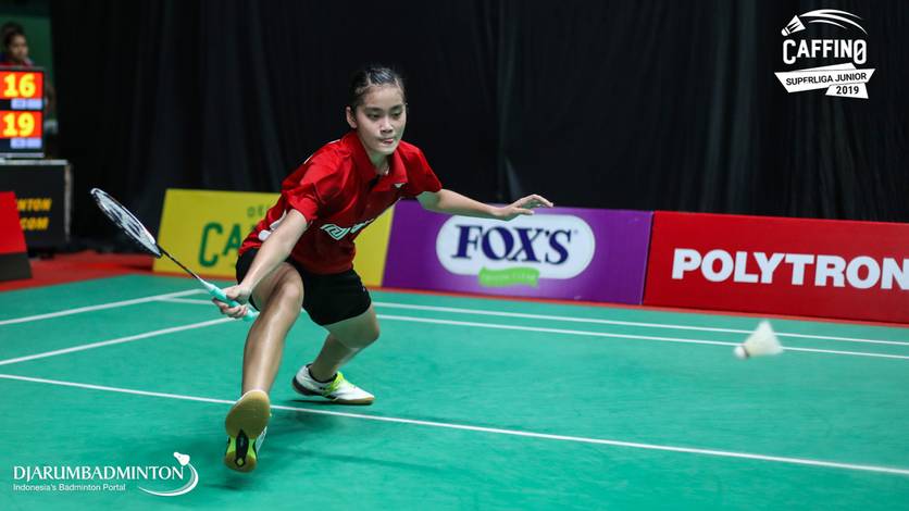 Stephanie Widjaja (Indonesia) bersiap menggapai pengembalian. Stephanie Widjaja (Indonesia) bersiap menggapai pengembalian.