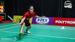 Stephanie Widjaja (Indonesia) bersiap menggapai pengembalian.