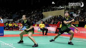 Praveen Jordan/Melati Daeva Oktavianti (Indonesia) bersiap menyambut pengembalian.