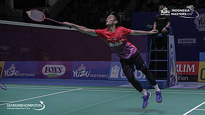 Vicky Angga Saputra (Indonesia) menyambar pengembalian tanggung.