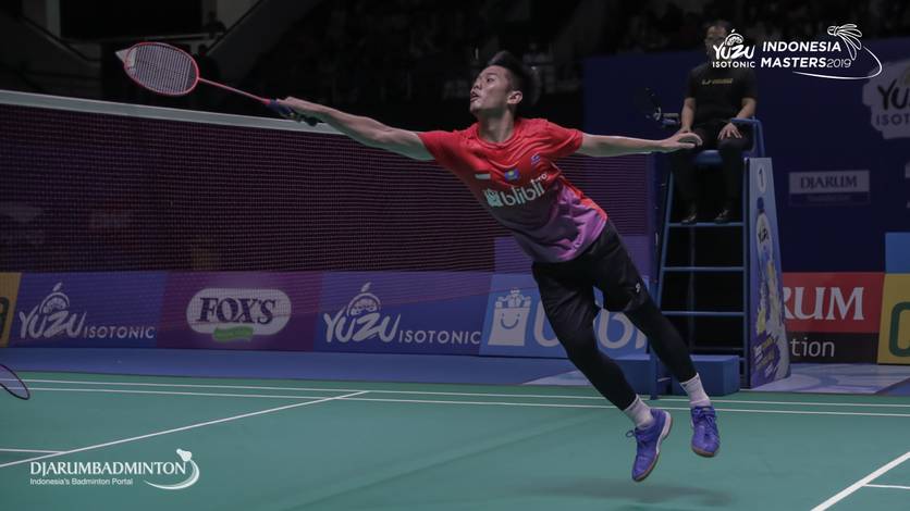 Vicky Angga Saputra (Indonesia) menyambar pengembalian tanggung.