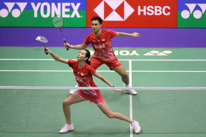 Hafiz Faizal/Gloria Emanuelle Widjaja (Indonesia) mengembalikan shuttlecock. Hafiz Faizal/Gloria Emanuelle Widjaja (Indonesia) mengembalikan shuttlecock.