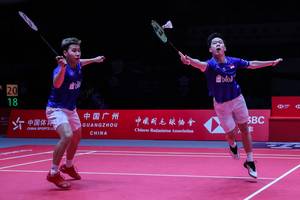 Kevin Sanjaya Sukamuljo/Marcus Fernaldi Gideon (Indonesia) menghadang pengembalian.