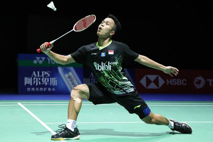 Anthony Sinisuka Ginting (Indonesia) menyambut pengembalian.