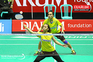 Dian Fitriani/Nadiya Melati (Pertamina Fastron) bersiap menyambar pengembalian tanggung.