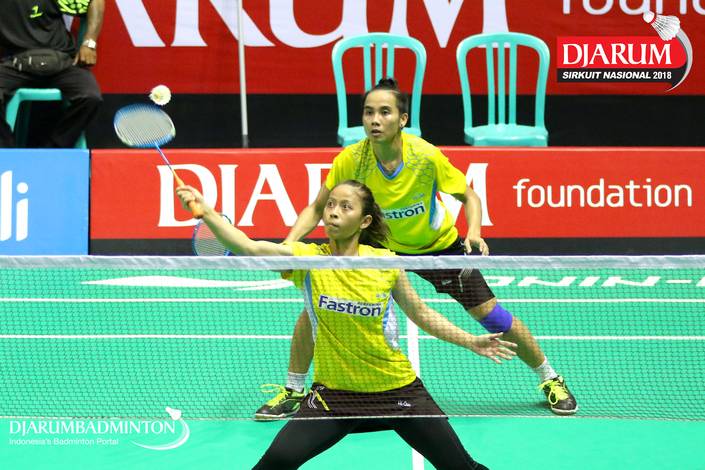 Dian Fitriani/Nadiya Melati (Pertamina Fastron) bersiap menyambar pengembalian tanggung. Dian Fitriani/Nadiya Melati (Pertamina Fastron) bersiap menyambar pengembalian tanggung.