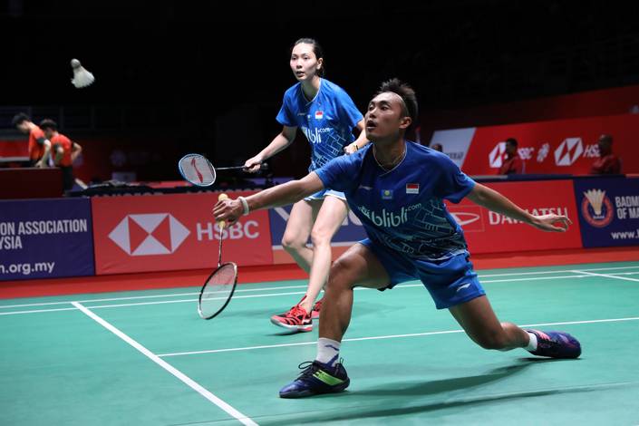 Hafiz Faizal/Gloria Emanuelle Widjaja (Indonesia) mengembalikan shuttlecock. (Foto: PP PBSI) Hafiz Faizal/Gloria Emanuelle Widjaja (Indonesia) mengembalikan shuttlecock. (Foto: PP PBSI)