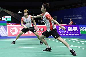 Kevin Sanjaya Sukamuljo/Marcus Fernaldi Gideon (Indonesia) bersiap menghadang serangan.