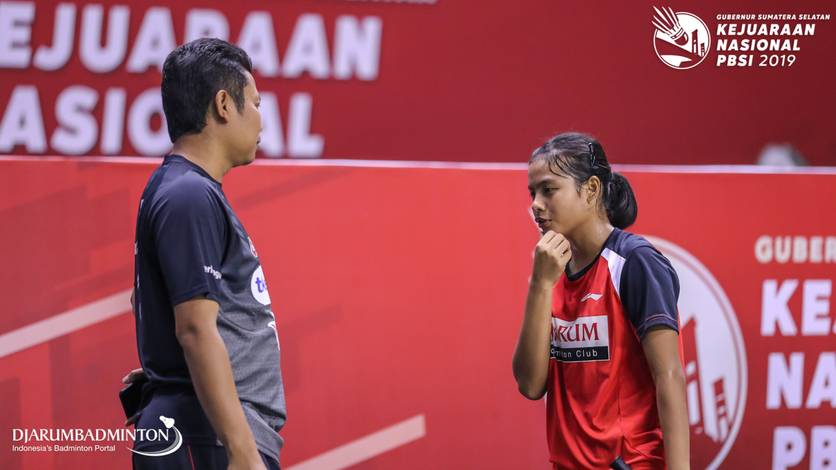 Komang Ayu Cahya Dewi (kanan) saat mendapatkan arahan dari pelatih. Komang Ayu Cahya Dewi (kanan) saat mendapatkan arahan dari pelatih.