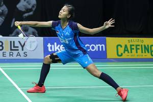 Putri Kusuma Wardani mengembalikan shuttlecock.