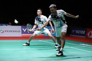 Fajar Alfian/Muhammad Rian Ardianto (Indonesia) menghadang serangan.