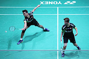 Tontowi Ahmad/Liliyana Natsir mengembalikan shuttlecock.