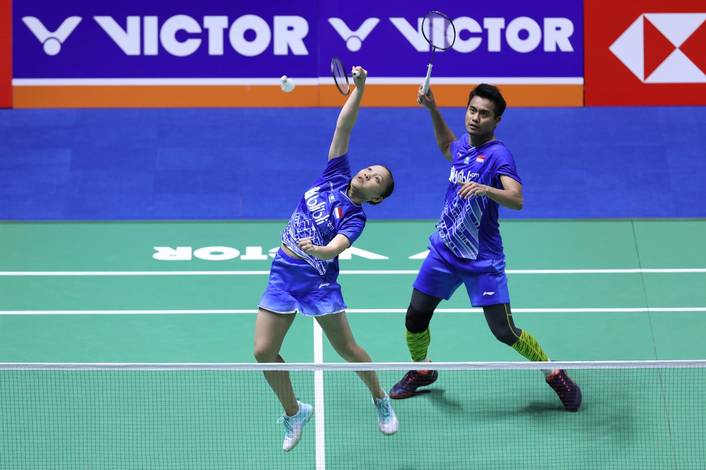 Tontowi Ahmad/Winny Oktavina Kandow (Indonesia) mengembalikan shuttlecock. Tontowi Ahmad/Winny Oktavina Kandow (Indonesia) mengembalikan shuttlecock.
