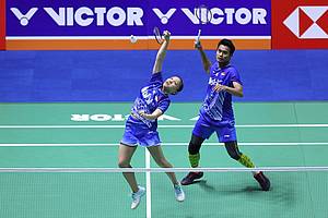 Tontowi Ahmad/Winny Oktavina Kandow (Indonesia) mengembalikan shuttlecock.