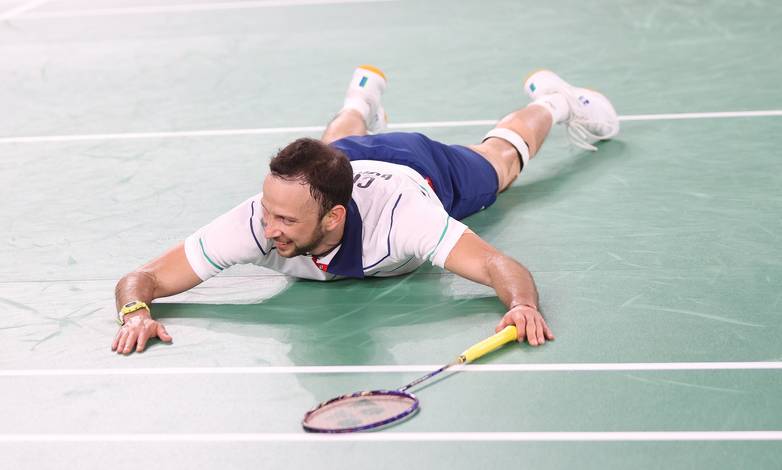 Tunggal putra Guatemala, Kevin Cordon jatuh bangun menahan serangan Viktor Axelsen (Denmark). (Foto: BADMINTONPHOTO - Yves Lacroix)