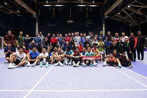 Sesi foto bersama usai berlatih di Gedung Olahraga Chambly Maville (Humas PP PBSI)