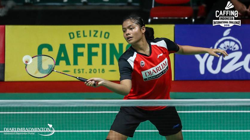 Komang Ayu Cahya Dewi (Indonesia) menyambut pengembalian.