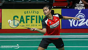 Komang Ayu Cahya Dewi (Indonesia) menyambut pengembalian.