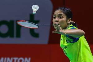 Gregoria Mariska Tunjung (Indonesia) melepaskan servis.