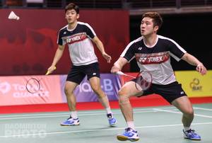 Ganda putra Korea, Lee Yong Dae/Kim Gi Jung bersiap menyambut pengembalian. (Copyright: Badmintonphoto | Courtesy of BWF)