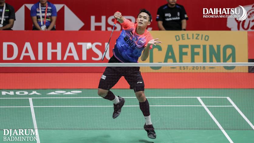 Jonatan Christie (Indonesia) melepaskan serangan.